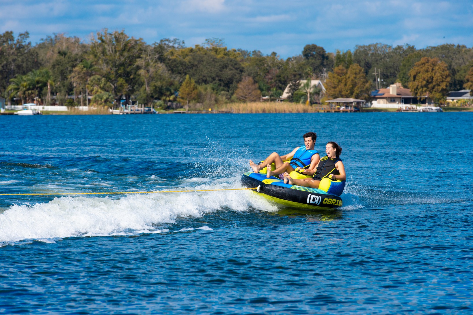 Kanapa do holowania O'Brien Barca 2 podczas holowania za motorówką
