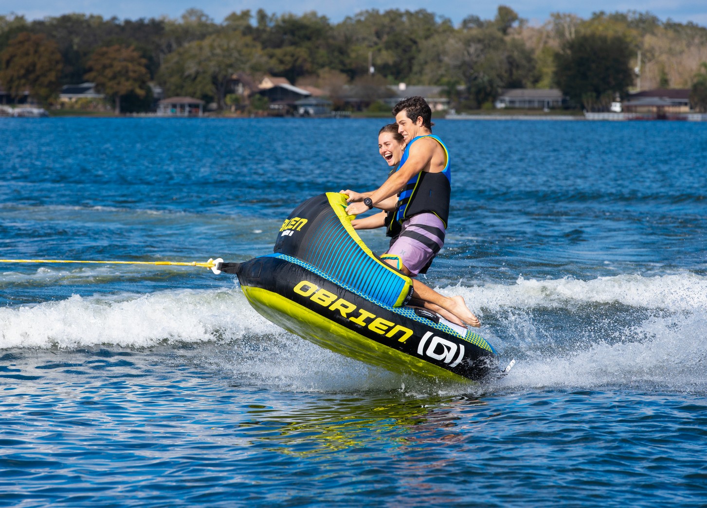 Rodzinne pływadło O'Brien Barca 2 podczas holowania